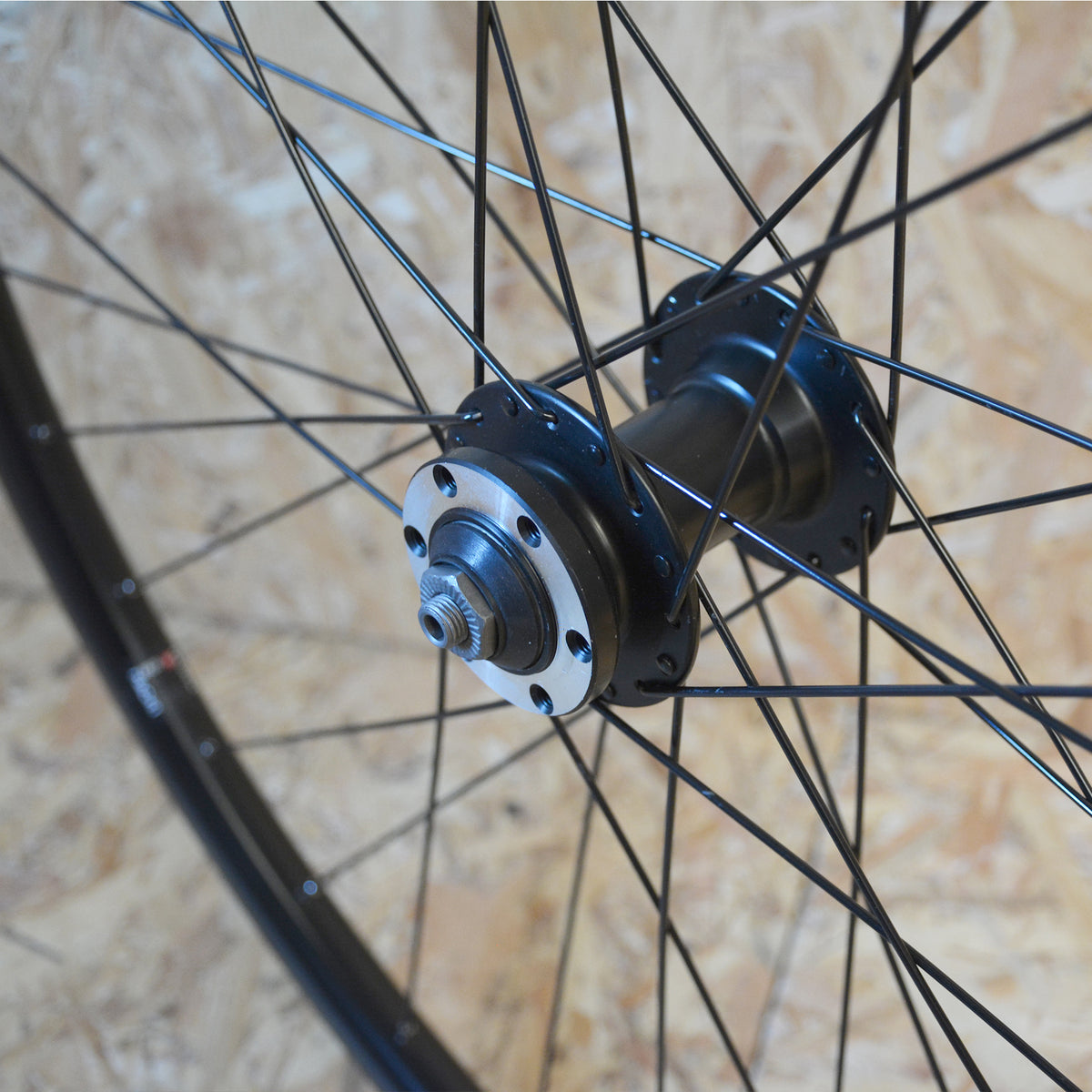 ROUE 28P AV  DISC 6 TROUS NOIRE